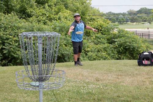 A person throwing a frisbee

AI-generated content may be incorrect.