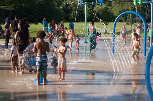 A group of people playing in a water park

AI-generated content may be incorrect.